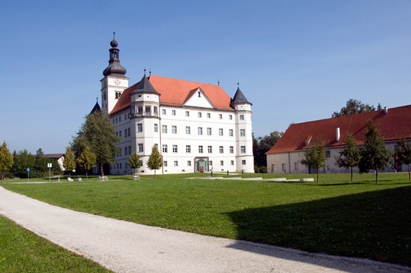 Blick auf Schloss Hartheim und Gedenkstätteneingang