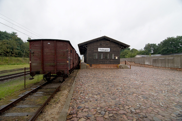 ehem. Bahnhofsgebäude mit Eisenbahnzug