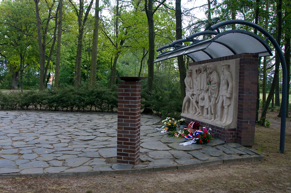 Mahnmal, im Hintergrund das Grabmal von Theodor Körner