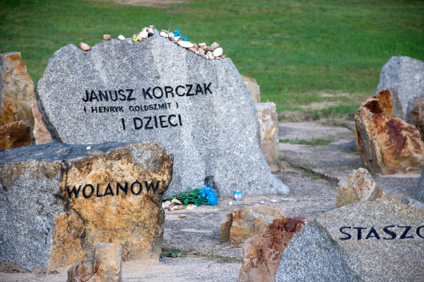 einziger personalisierter Gedenkstein für Janusz Korczak