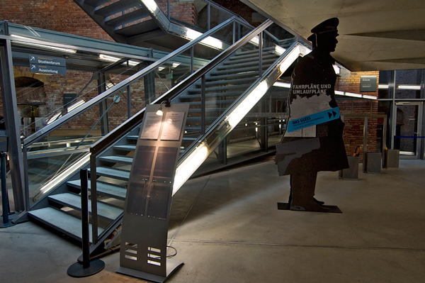 Eingangsbereich und Treppe zur Ausstellung
