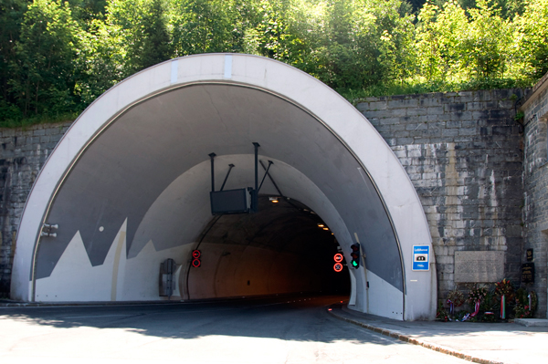 Eingang zum Loibltunnel