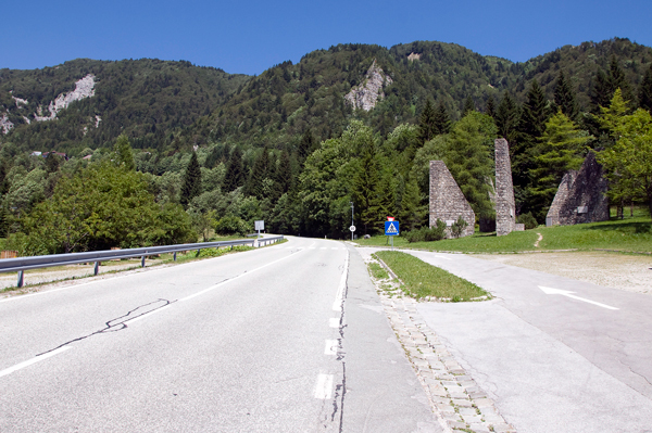 Zufahrt zur Gedenkstätte von Slowenien